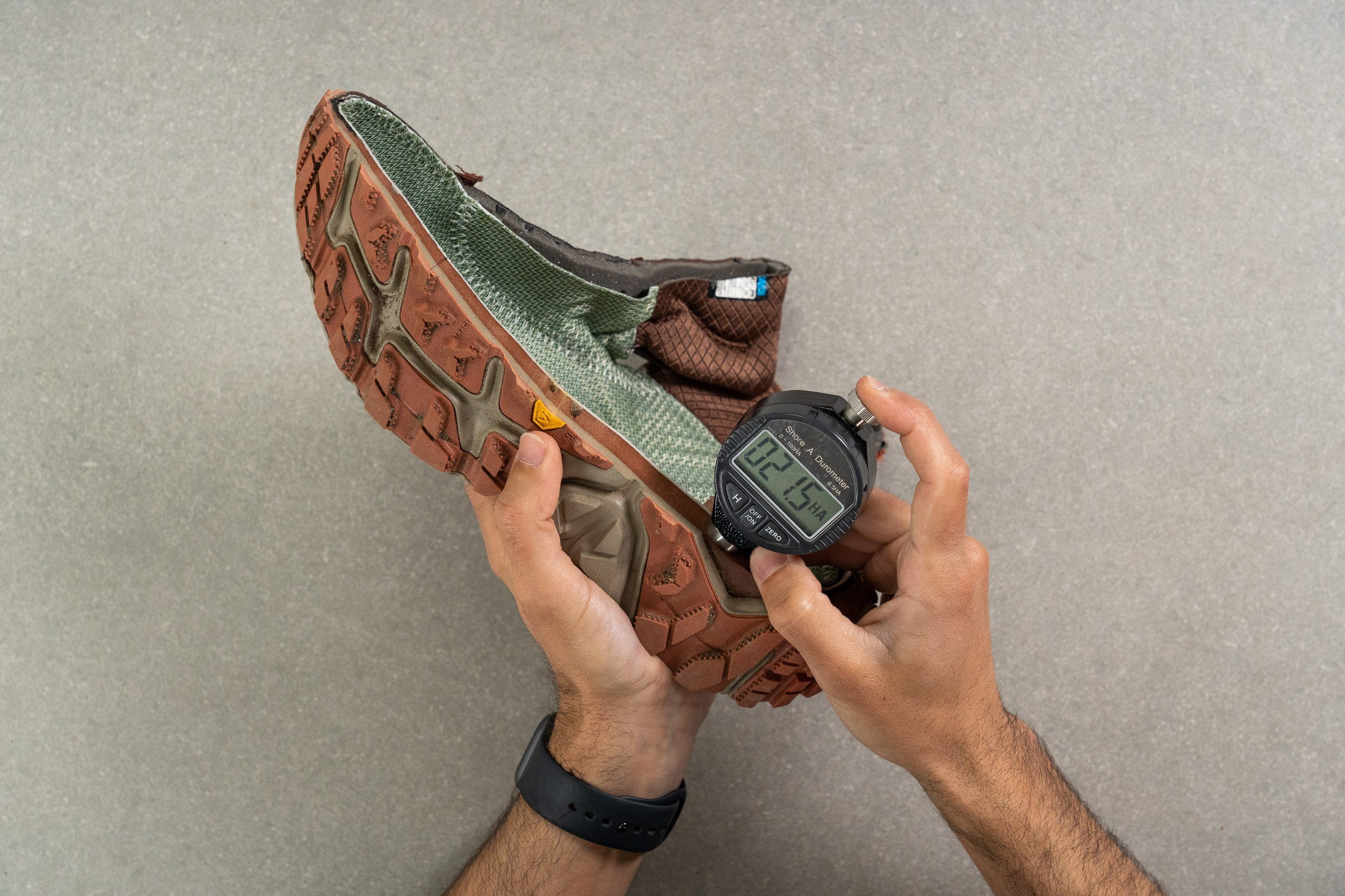 medición de la suavidad de la mediasuela en botas de trekking