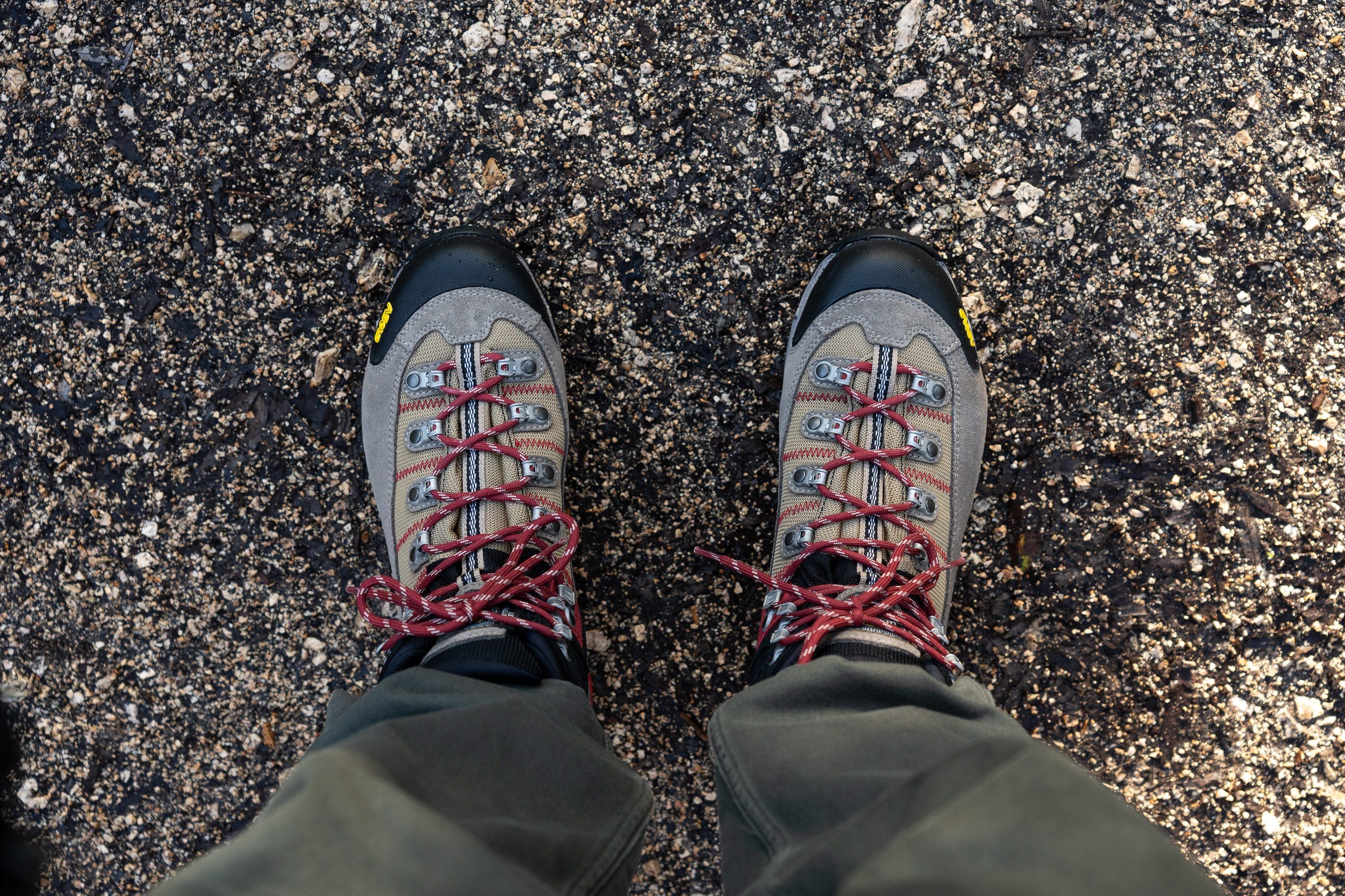 Calce de botas de senderismo impermeables vista desde la caña