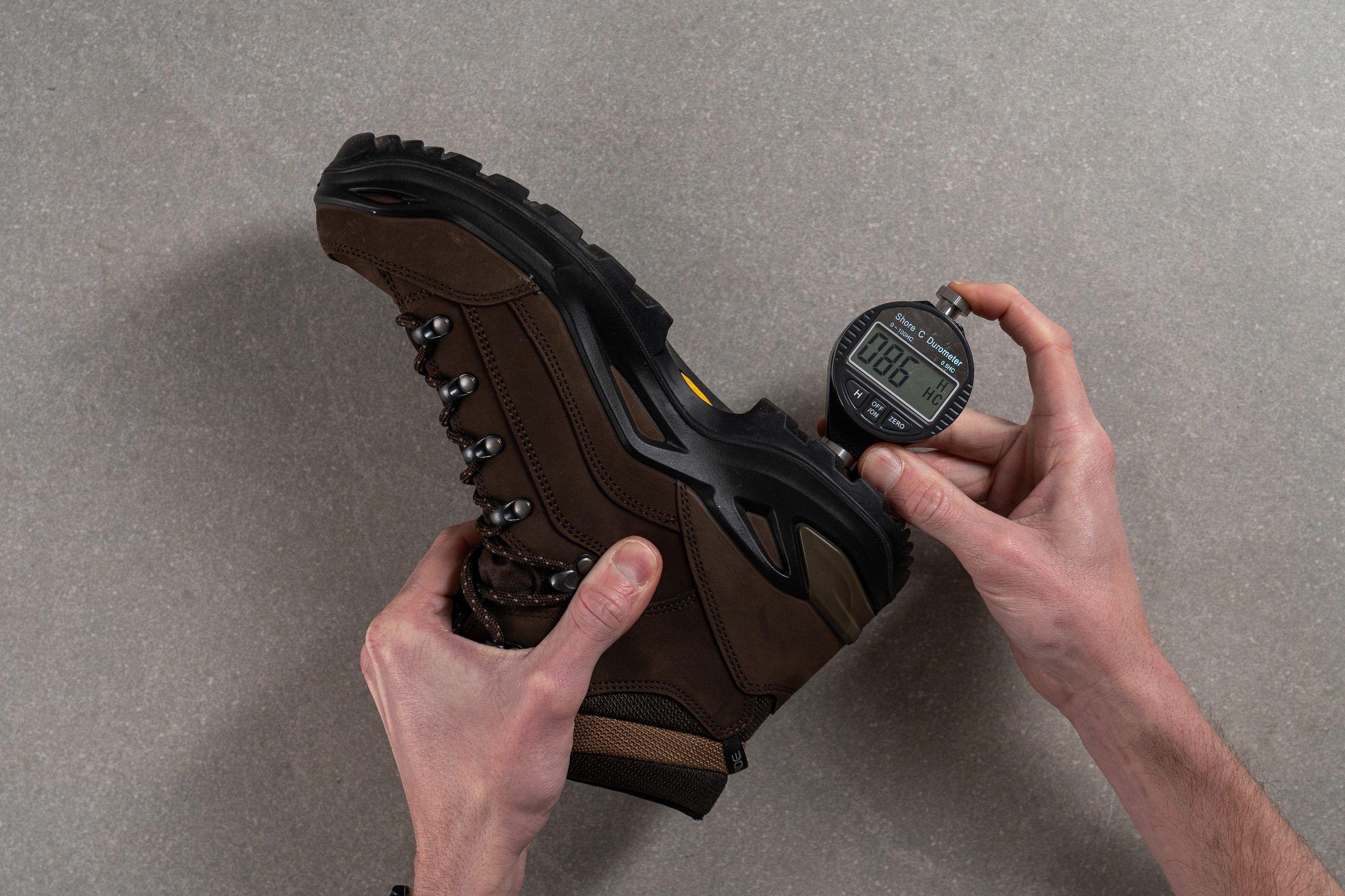 medición de la dureza de la goma de las botas de senderismo para nieve