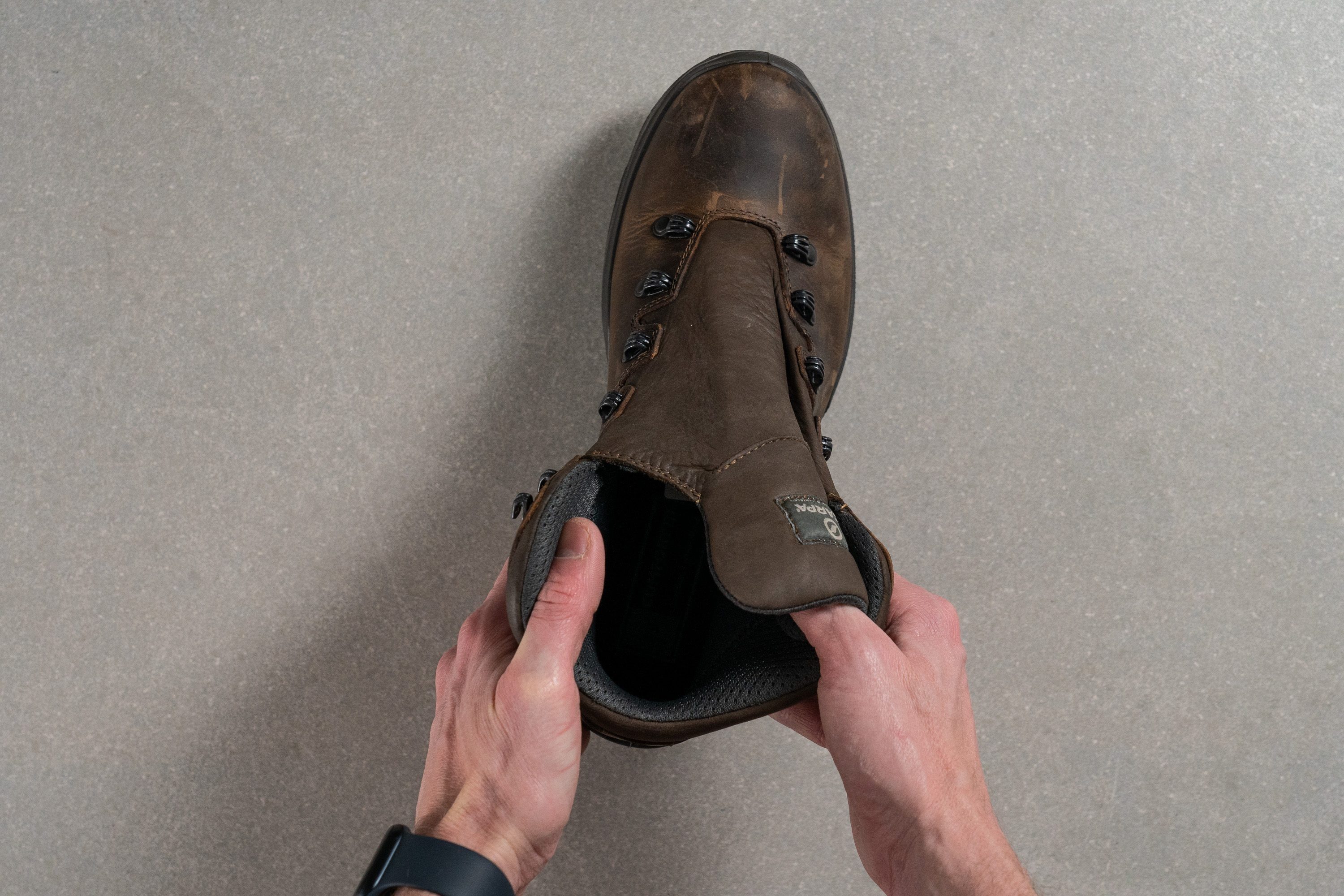 Lengüeta reforzada en botas de senderismo impermeables