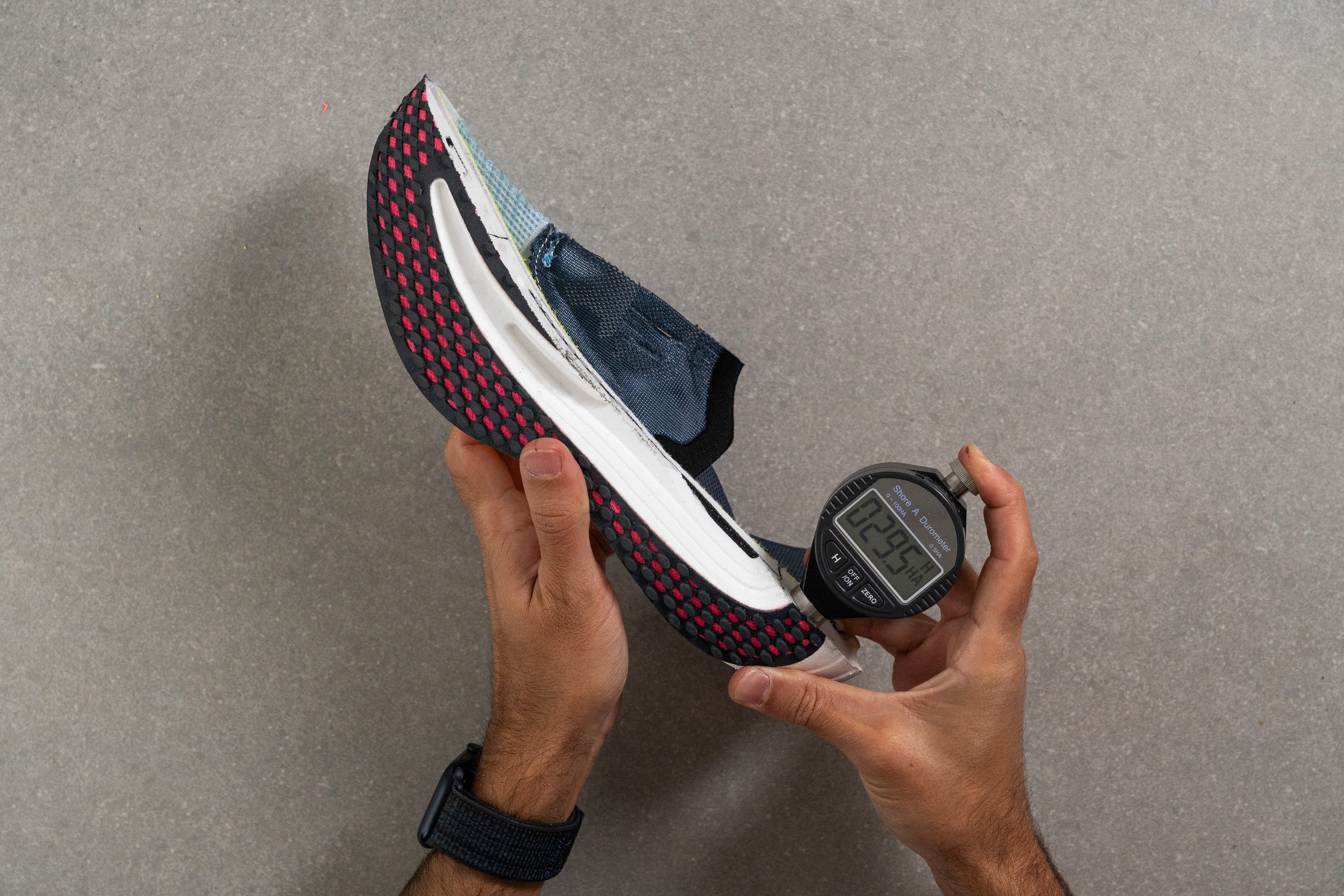 medición de la suavidad de la mediasuela de unas zapatillas con placa de carbono para correr